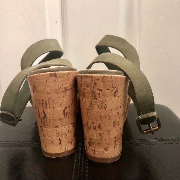 Lands End 7.5 khaki green suede wedge sand… - Picture 3 of 6